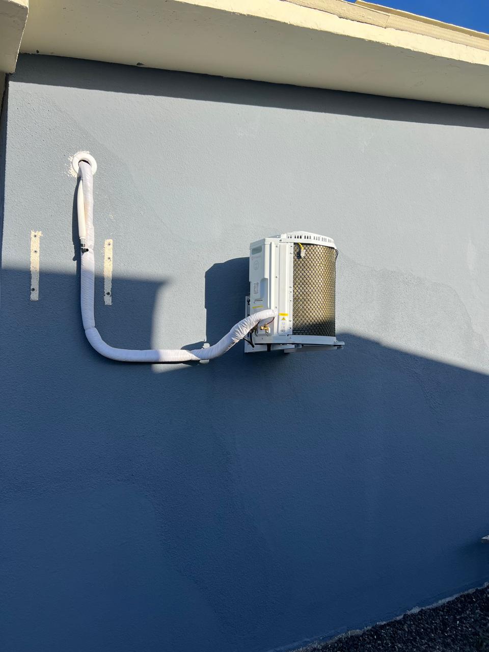 Condensadora externa instalada com acabamento profissional